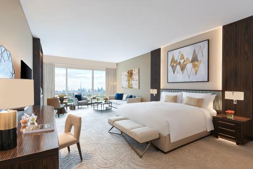 sofitel-dubai-wafi-luxury-room-bedroom-skyline-view-image1_web